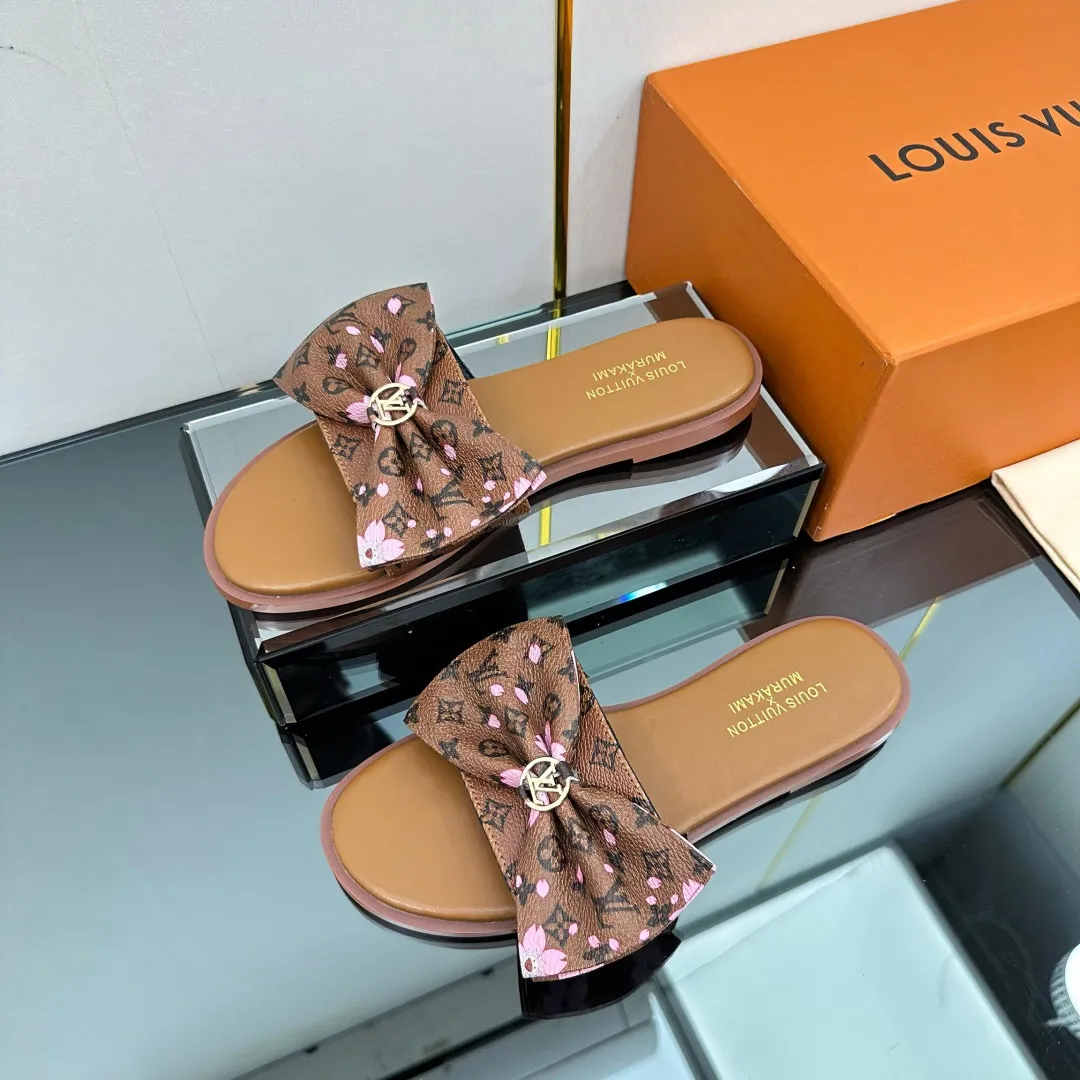 👟👟Ex-factory price 280👟👟 (available all year round) ❥V’s latest popular special material lock it series lock mop, super heavy industry launches! The golden lock on the toe is engraved with the LV letters logo 🔸Number of sizes 34-42) Welcome new and old customers to place orders in the picture above.